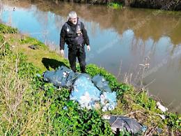 Dagli argini del canale spuntano rifiuti sanitari