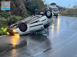 Incidente in via dei Rutuli,  sbanda e si ribalta con  l'auto