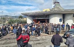 Una folla per l'ultimo saluto a Riccardo Giorgi