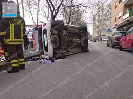 Auto si ribalta in viale Petrarca. Illeso il conducente