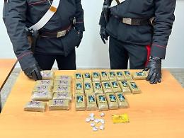 Nascondeva oltre 3 chili di hashish in casa, arrestato un giovane