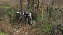 Carambola fuori strada con l'auto, paura per una ragazza