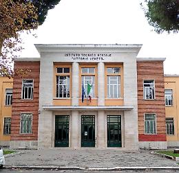 Tensione tra giovani  all'uscita di scuola