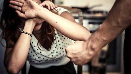 Botte, lesioni e abusi sessuali: scatta il divieto di avvicinamento