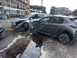 Investe un pedone e poi finisce contro una vettura