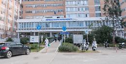 Va in ospedale con un tubo di gel nel retto, rifiuta l'intervento chirurgico