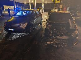Auto in fiamme nella notte, paura nella stazione di servizio di via Isonzo