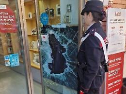 Raid notturno nel negozio in centro: fuggono con 33 smartphone, orologi e tablet