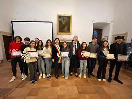 Targa di merito ai 13 studenti della scuola di Doganella promossi con 10 e lode