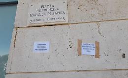 Centro storico tappezzato da cartelli a luci rosse