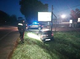 Incidente all'alba: lo scoppio del pneumatico lo fa finire fuori strada
