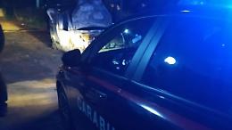 Incendio nella notte, brucia un mezzo nel parcheggio di un residence