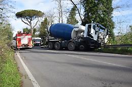 Scontro tra jeep e autobetoneria, mortale in via Pontina Vecchia