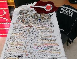 Commercio abusivo, blitz della polizia locale