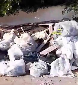 Cumuli di rifiuti davanti a una casa in via Valle Carniera, i vicini protestano