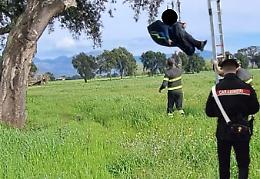 Cambia improvvisamente il vento e rimane impigliato sull'albero con il parapendio