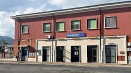 Trovato senza vita alla stazione, indagano i carabinieri