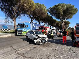 Scontro sull'Appia tra camion e due auto, grave una donna