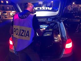 Notte di follia in centro. Fugge all'alt della Polizia e si schianta con l'auto
