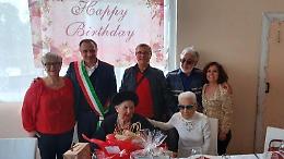 I cento anni della signora Giulia Valente: grande festa e gli auguri della città