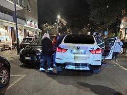 Contromano in centro, durante la manovra per girarsi urta un'auto