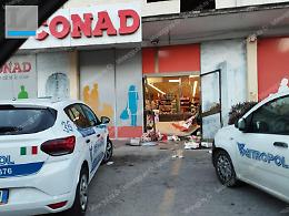 Furto nella notte nel supemercato, i ladri entrano e portano via la cassaforte