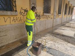 Vandalizzati nel weekend i portici del Comune