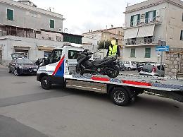 Incidente tra uno scooter e un'auto, un 29enne finisce in ospedale