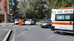 Prende una strada contromano, scontro tra due auto in piazza Ilaria Alpi