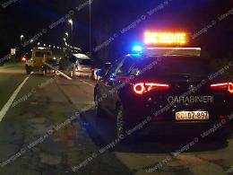 Sbanda con l'auto e carambola nel fosso, paura per un giovane
