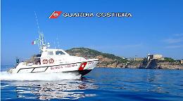 Surfista in difficoltà nella acque del Circeo, salvato dalla Guardia Costiera