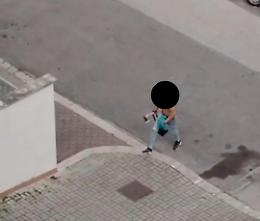 Semina il panico con l'ascia, una furia durante l'arresto
