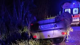 L'auto carambola in curva, feriti due ragazzi