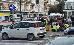 Dà in escandescenze, si toglie le scarpe in chiesa e torna creare caos in centro