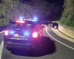 Finisce con l'auto contro il muro e rifiuta di fare l'alcol test, denunciato