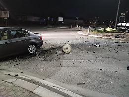 Sbanda con l'auto e si schianta contro la rotonda in via Mascagni