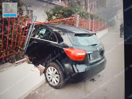 Latina, auto sfonda un muro e finisce dentro un'abitazione