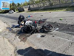 Tragedia in via del Genio Civile: incidente tra moto e auto, muore un centauro