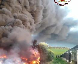 Vasto incendio ad Ardea, in fiamme pneumatici e rifiuti: paura per la nube nera