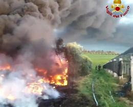 Rogo ad Ardea, il Comune: "Tenere le finestre chiuse a Montagnano e zone vicine"