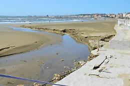 Nettuno, arriva il divieto di balneazione nel tratto di spiaggia davanti al grattacielo