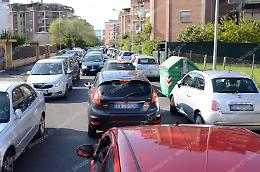 (GALLERY) Residenti bloccati in casa durante la partita, via Teano si trasforma in un parcheggio