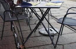 Tavolini e sedie dei locali, piano di salvataggio per l'estate