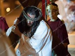 Irrompe durante la rappresentazione della Passione di Cristo urlando: "Stanno flagellando Gesù"