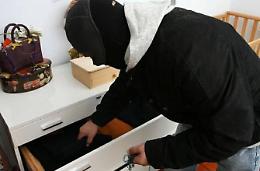 Villette svaligiate mentre i proprietari dormono: proseguono le indagini della Polizia