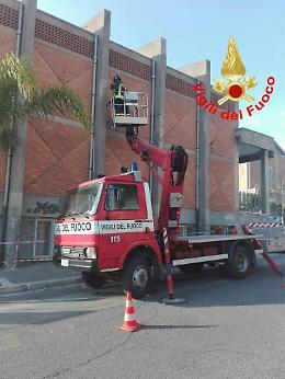 Parete a rischio cedimento, intervento lampo dei vigili del fuoco per la messa in sicurezza