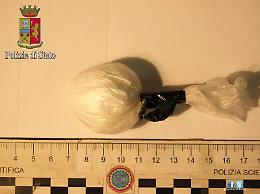 Un revolver, delle munizioni e una divisa da poliziotto in un box, scatta l'arresto