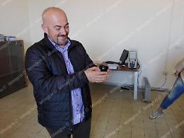 Una rondine si rifugia nell'ufficio dell'assessore all'Urbanistica: trovata e messa in salvo