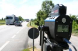 Il telelaser sulla Pontina becca un carro funebre a 150 chilometri orari, i controlli
