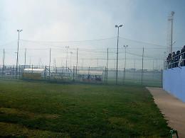 Fiamme alte dieci metri a due passi dal campo sportivo, una nube di fumo invade Tre Cancelli